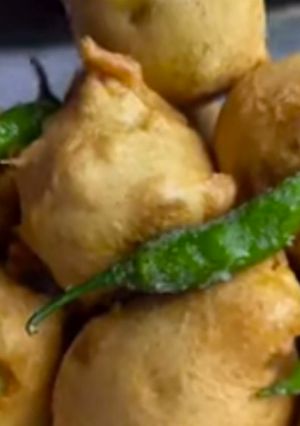 A picture of Aloo Chop/ Aloo Bonda.