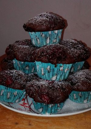 Zdjęcie przepisu Muffinki czekoladowe z wiśniami.