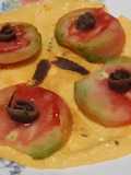 Tortilla abierta con tomate y anchoas