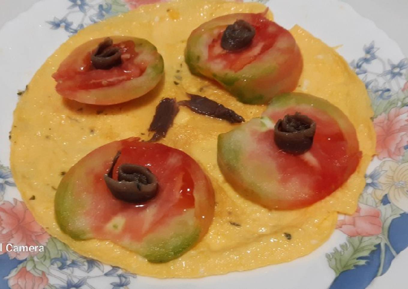 Tortilla abierta con tomate y anchoas