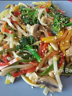 Una foto de Wok de verduras y tallarines