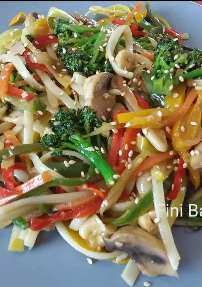 Una foto de Wok de verduras y tallarines
