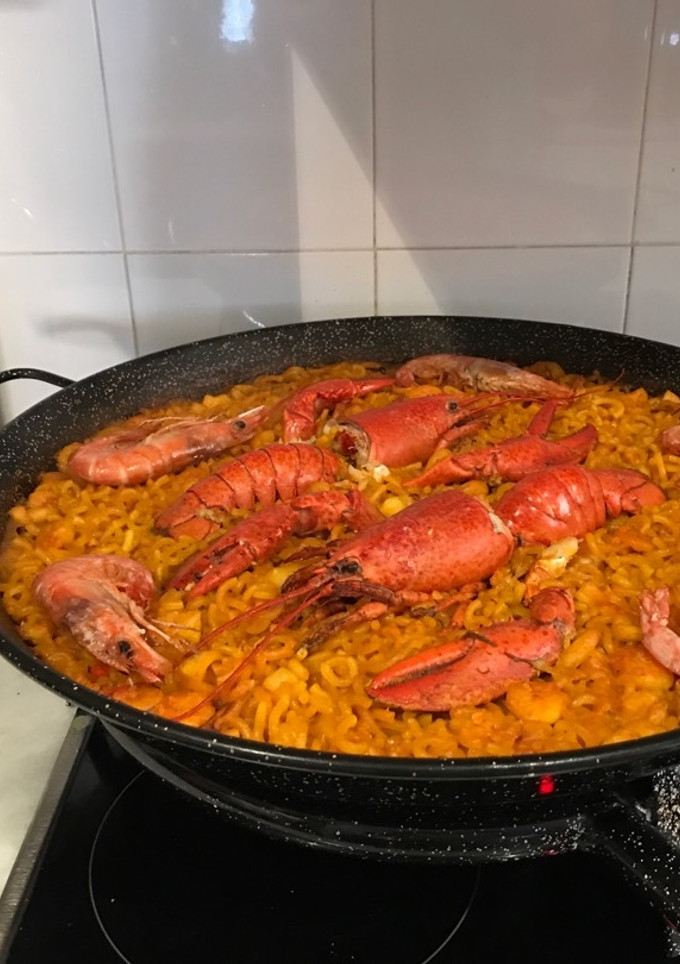 Una foto de Fideuá de bogavante y gamba