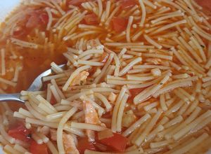 Una foto de Sopa de salmón con fideos