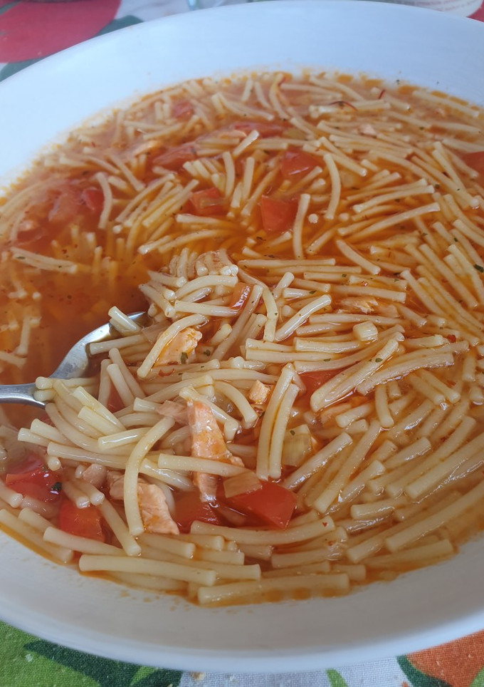 Una foto de Sopa de salmón con fideos
