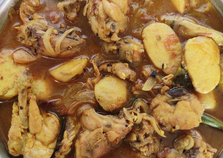 Recipe of Any-night-of-the-week Bengali Gati kochu diye chicken chicken curry with arbi