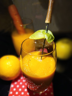 Una foto de Smoothie de Manzana, Zanahoria, Naranja y Albahaca