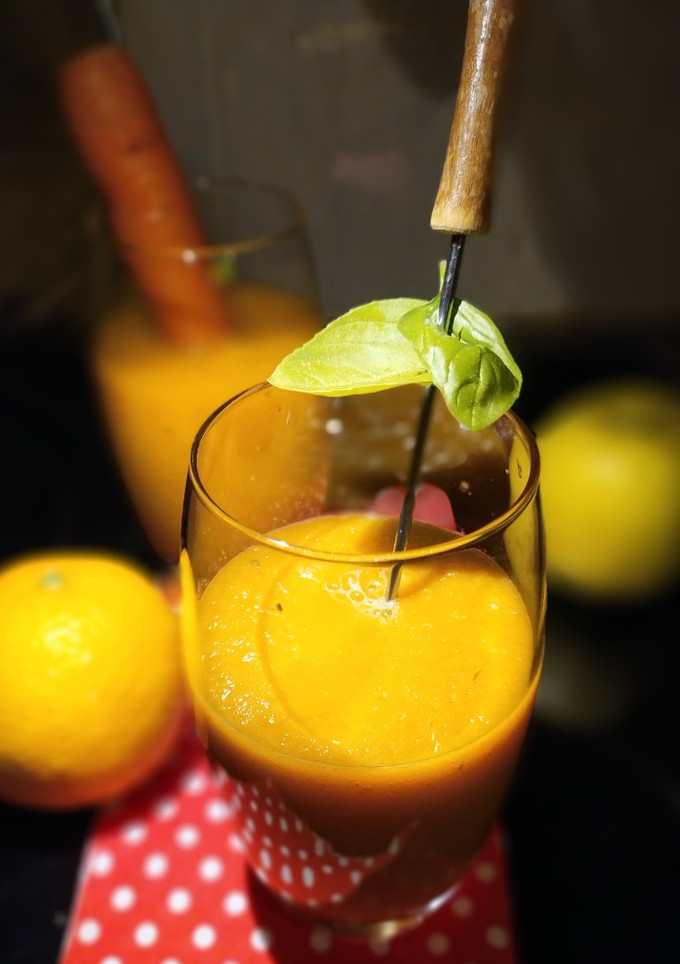 Una foto de Smoothie de Manzana, Zanahoria, Naranja y Albahaca