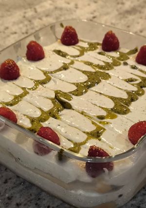 Une photo de Tiramisu pistache et framboises sans lactose