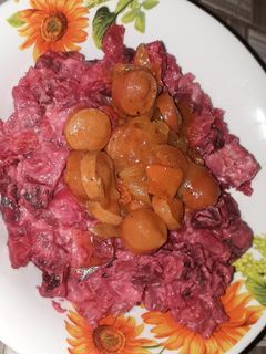 Una foto de Ensalada de papas con remolacha con salchicha guisada