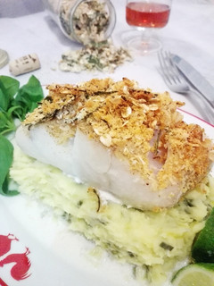 Una foto de Suprema de merluza con crumble sobre cama de patata, puerro y salsa de coco