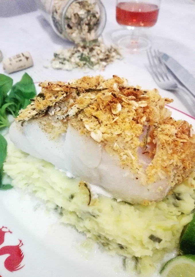 Una foto de Suprema de merluza con crumble sobre cama de patata, puerro y salsa de coco
