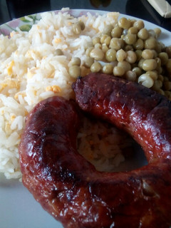 Una foto de Chorizo al horno con ensalada de arroz, huevo y arvejas