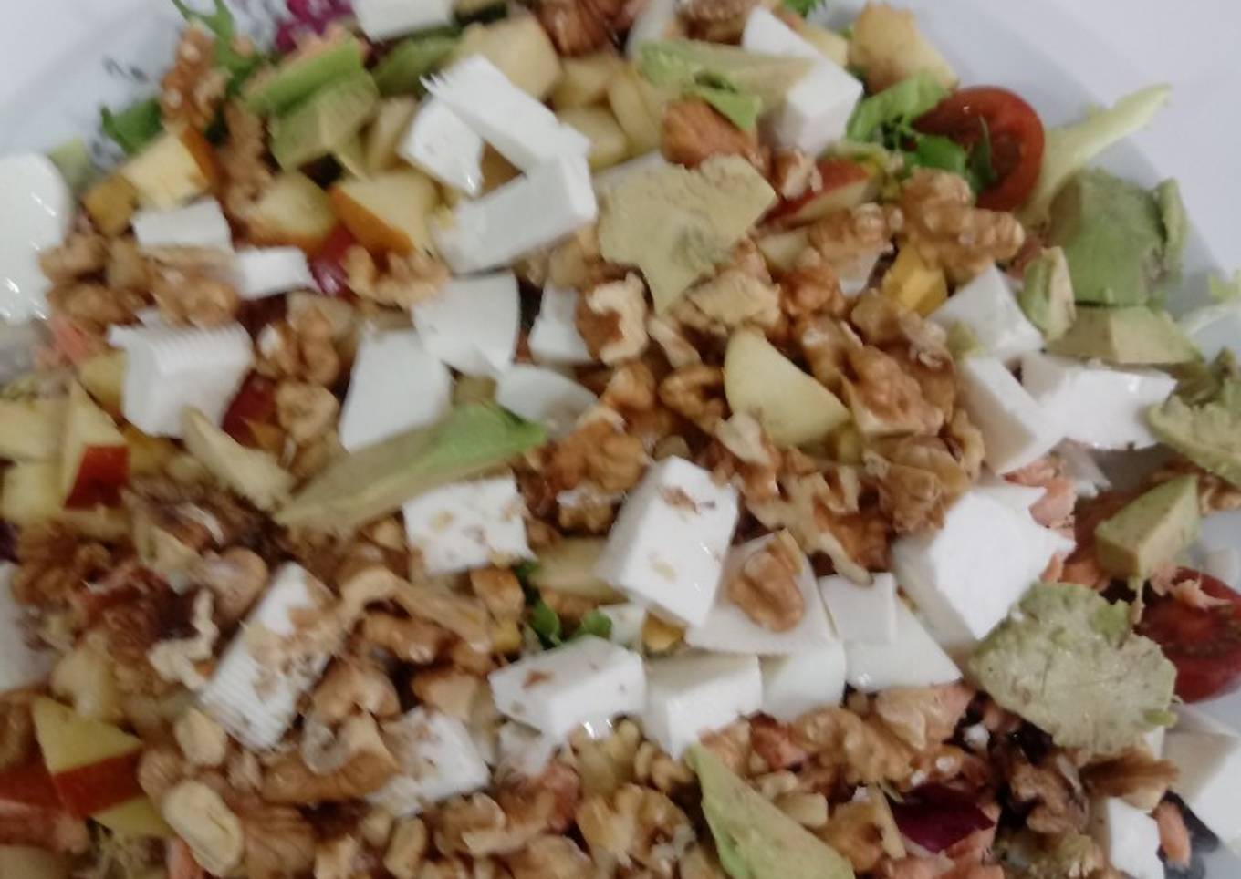 Ensalada de Salmón, aguacate, queso fresco y nueces