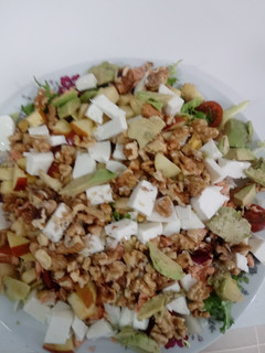 Una foto de Ensalada de Salmón, aguacate, queso fresco y nueces