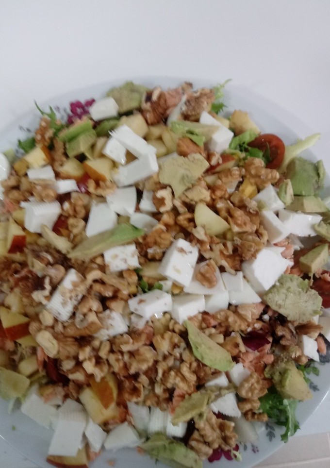 Una foto de Ensalada de Salmón, aguacate, queso fresco y nueces