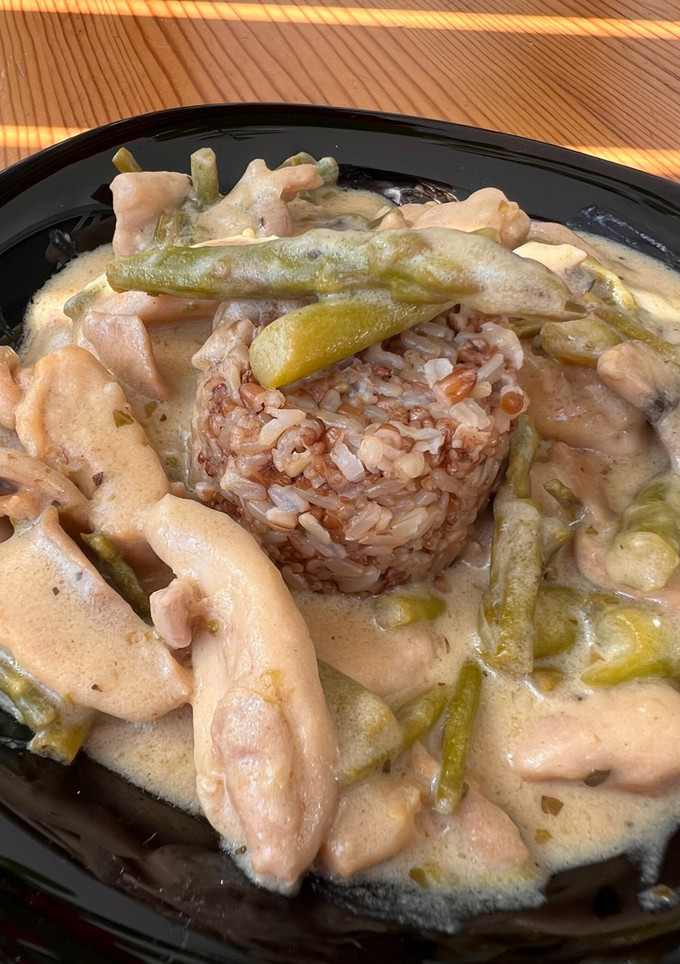 Una foto de Pollo cremoso con espárragos