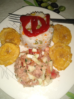 Una foto de Arroz y ensalada de atún 😜