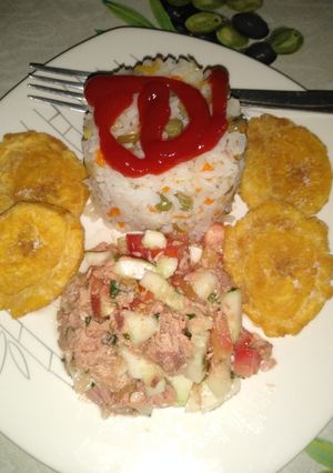 Una foto de Arroz y ensalada de atún 😜
