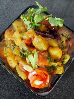 દૂધી બટાકા નું શાક (Dudhi Bataka Shak Recipe In Gujarati) રેસીપી મુખ્ય ફોટો