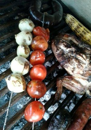 Una foto de Cebollitas y tomates asados