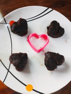 ब्राउनी हार्ट शेप चॉकलेट केक (Brownie heart shape chocolate cake) रेसिपी चे मुख्य फोटो 