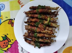 Hình của món Ba chỉ bò mỹ cuộn nấm kim châm nướng.