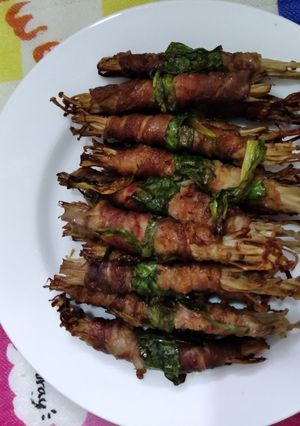Hình của món Ba chỉ bò mỹ cuộn nấm kim châm nướng.