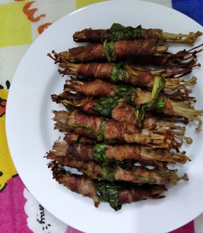 Hình của món Ba chỉ bò mỹ cuộn nấm kim châm nướng.