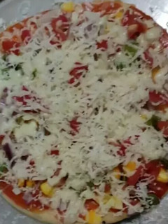 વેજીટેબલ પીઝા (Vegetable Pizza Recipe In Gujarati) રેસીપી મુખ્ય ફોટો