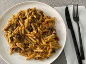 Una foto de pastas con crema con tomates cherry