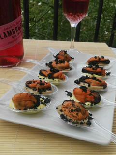 Una foto de Mejillones con dos mayonesas y tierra de aceitunas negras