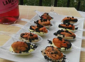 Una foto de Mejillones con dos mayonesas y tierra de aceitunas negras
