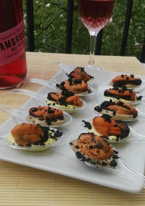 Una foto de Mejillones con dos mayonesas y tierra de aceitunas negras
