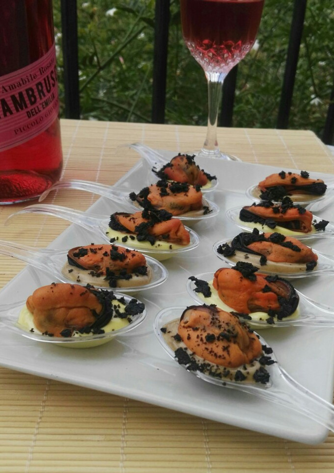 Una foto de Mejillones con dos mayonesas y tierra de aceitunas negras