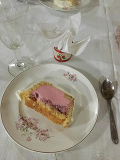 Una foto de Postre helado de frutilas