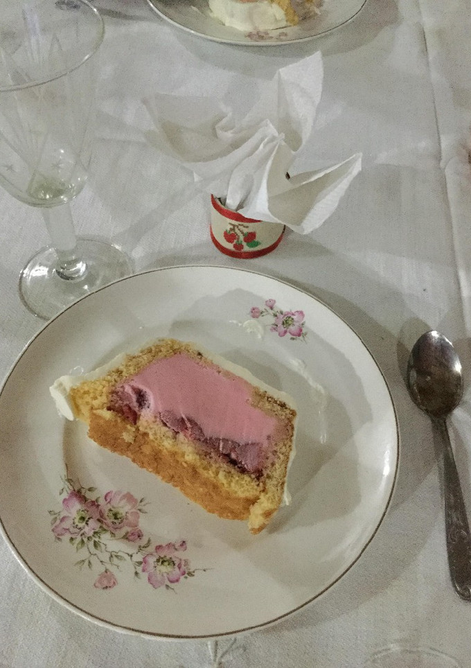 Una foto de Postre helado de frutilas