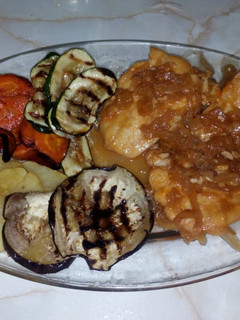 Una foto de Bacalao a mi estilo con parrillada de verduras