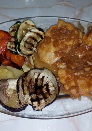Una foto de Bacalao a mi estilo con parrillada de verduras