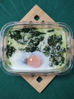 Una foto de Espinacas a la crema con huevo