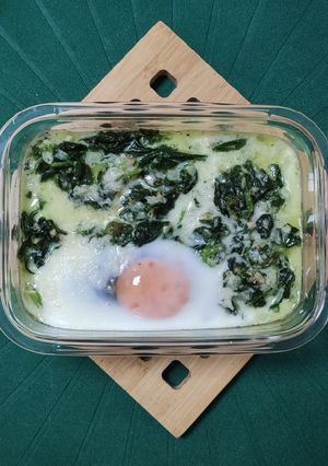 Una foto de Espinacas a la crema con huevo