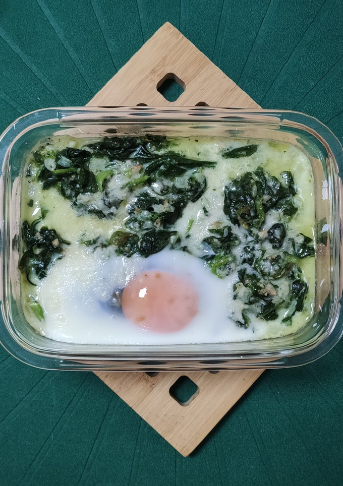 Una foto de Espinacas a la crema con huevo