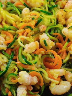 Una foto de Noodles de calabacín y zanahoria con gambitas al curry