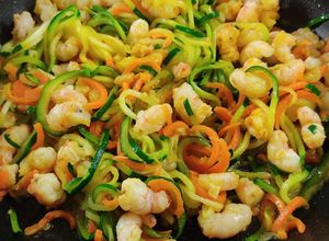 Una foto de Noodles de calabacín y zanahoria con gambitas al curry