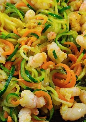 Una foto de Noodles de calabacín y zanahoria con gambitas al curry