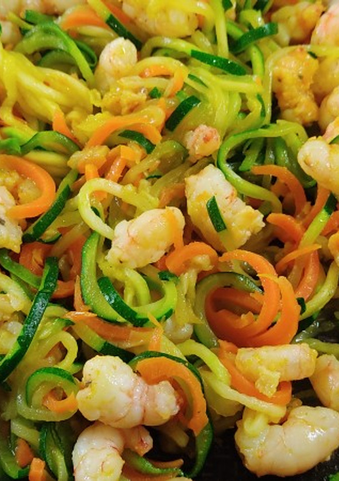 Una foto de Noodles de calabacín y zanahoria con gambitas al curry