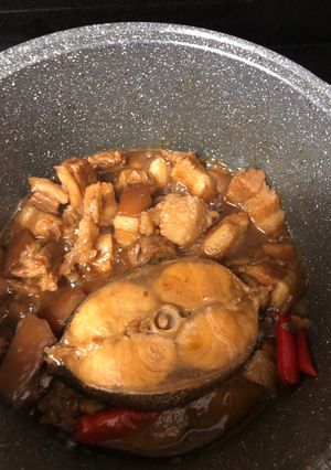 Hình của món Cá Bóp kho thịt ba chỉ.