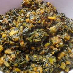 A picture of Palak muli sabzi mixture.