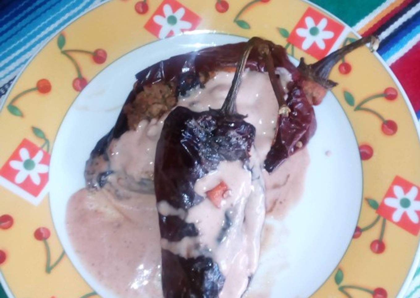Chiles rellenos bañados en crema de nuez moscada
