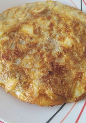 Una foto de Tortilla de patatas cebolla y berenjena